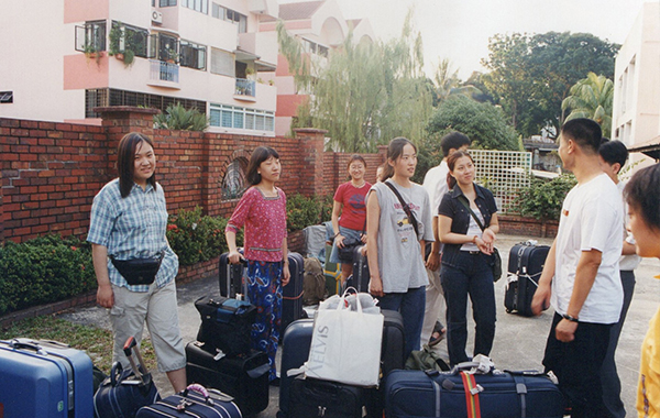 2001年学生在新加坡报道