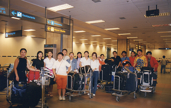 2002年新加坡接机现场合影